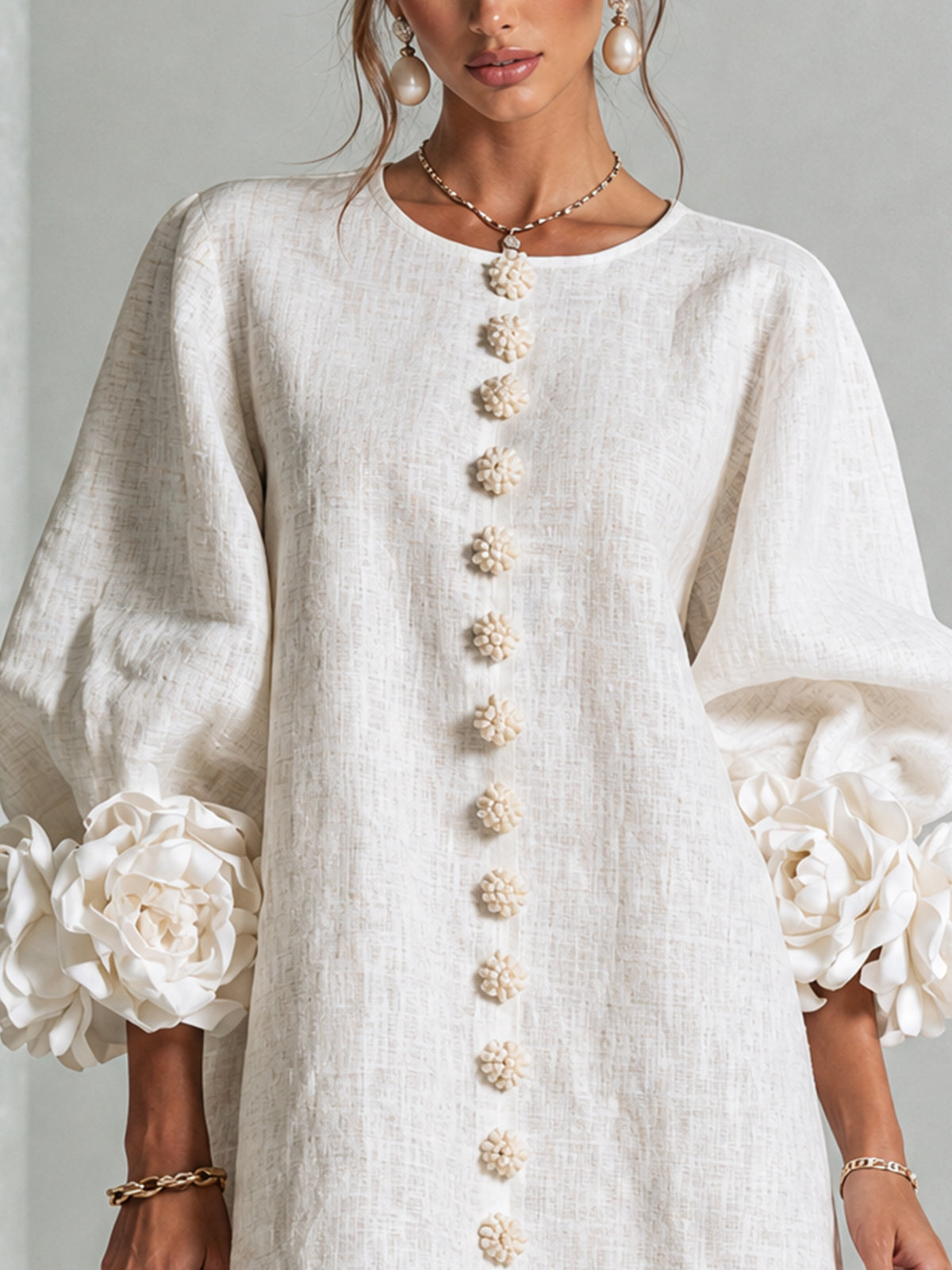 Aurora | Vestido Mini con Botones Florales y Puños en Rosetón